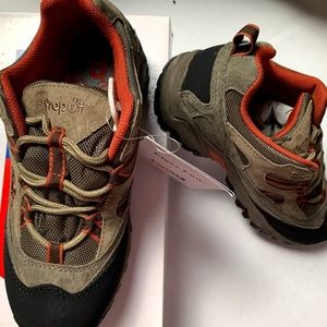 Propet Classic Taupe/gunsmoke size 7  Womens/New